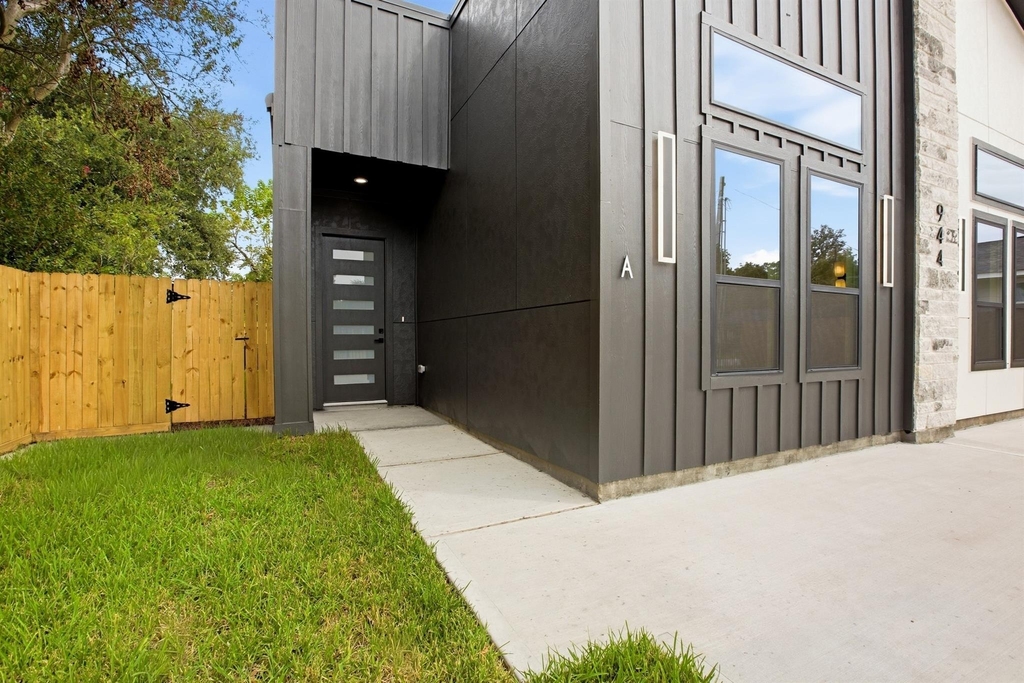 944 Lucky Street - Photo 3
