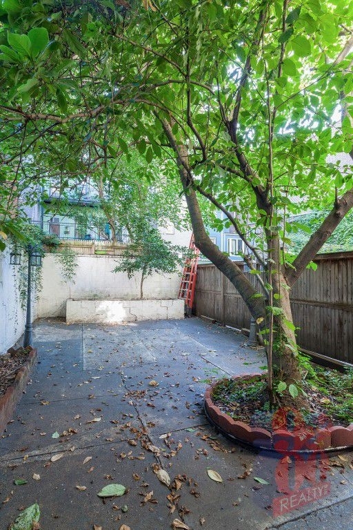 East 32nd St - Photo 8