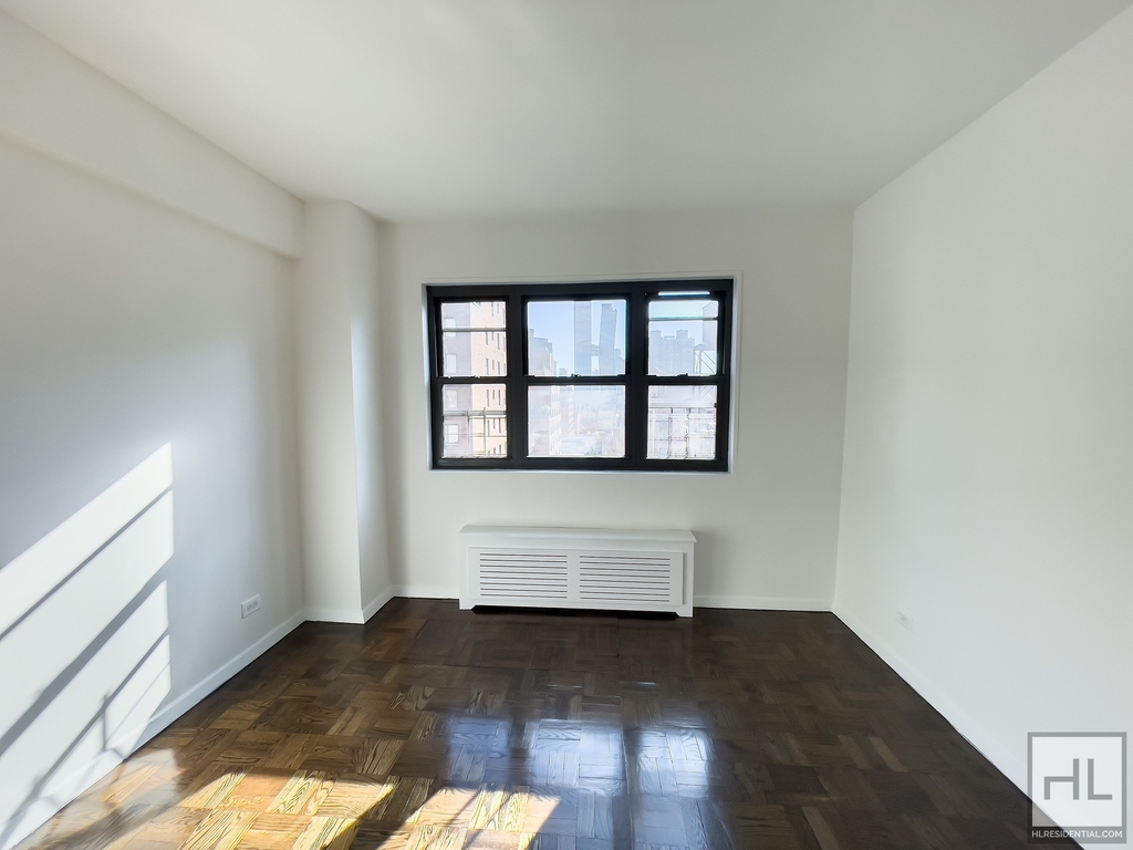 East 35 Street - Photo 5