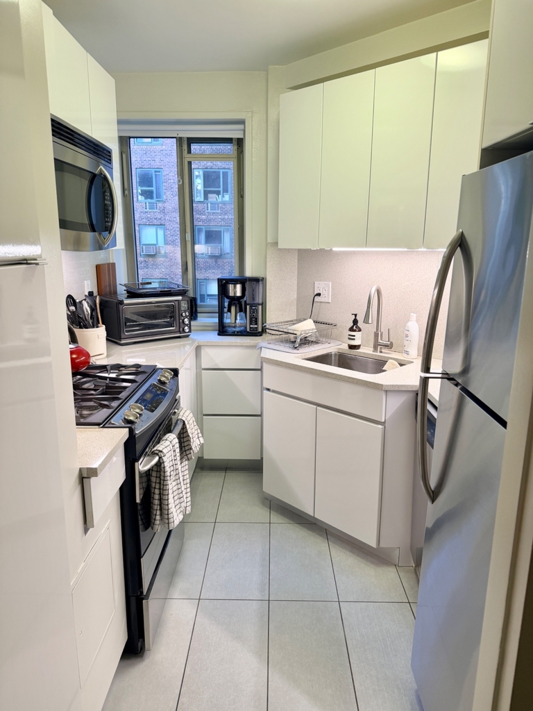 521 East 14th Street - Photo 2