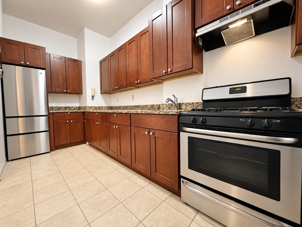 10 Park Terrace East - Photo 4