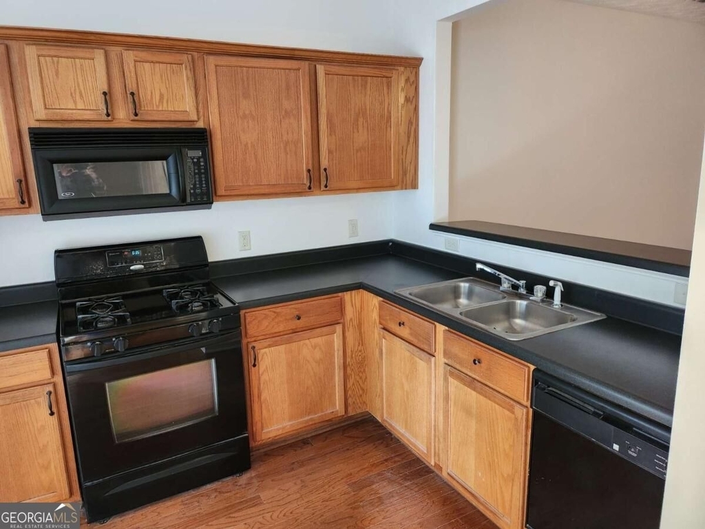 3874 Austin Park Lane Ne - Photo 2