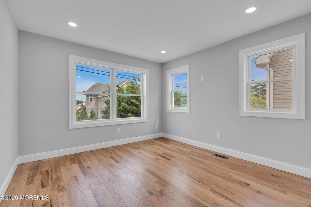 724 Bay Avenue - Photo 8
