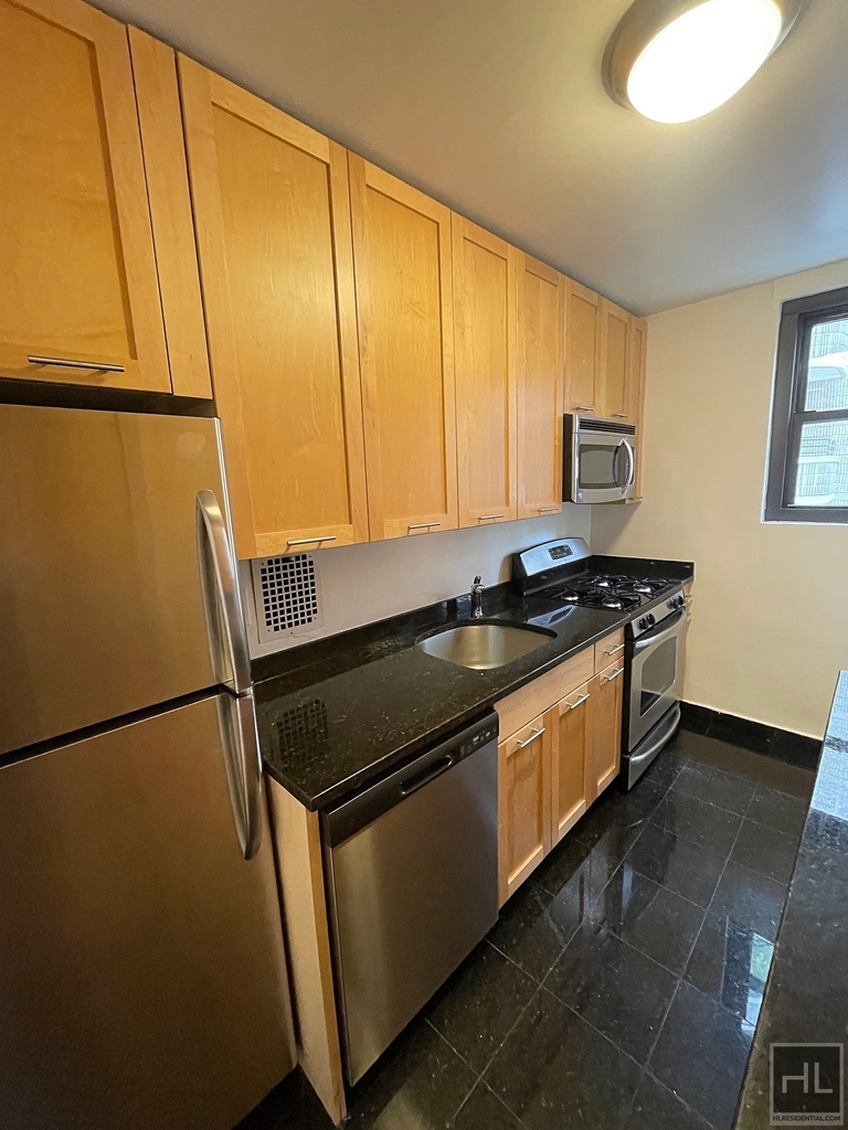 East 49 Street - Photo 14