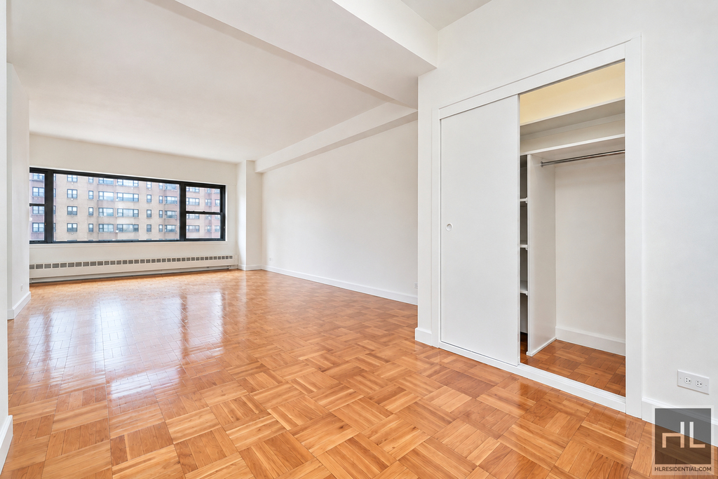 East 55 Street - Photo 3
