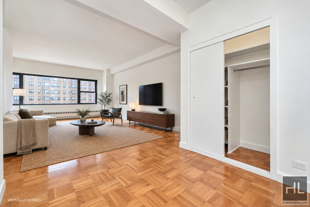 East 55 Street - Photo 1