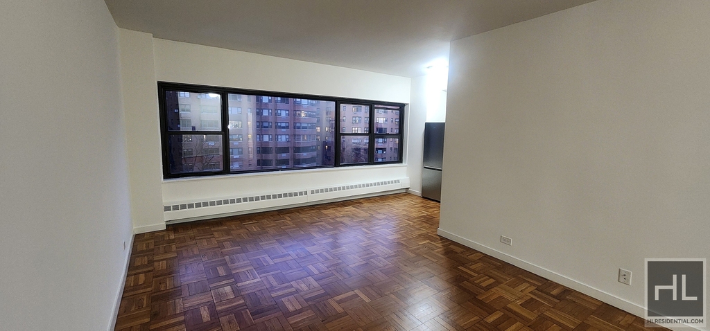East 55 Street - Photo 0