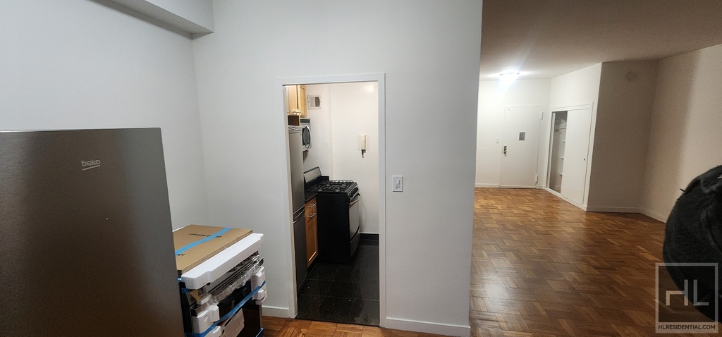 East 55 Street - Photo 1