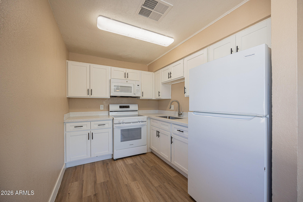 338 E Vogel Avenue - Photo 7