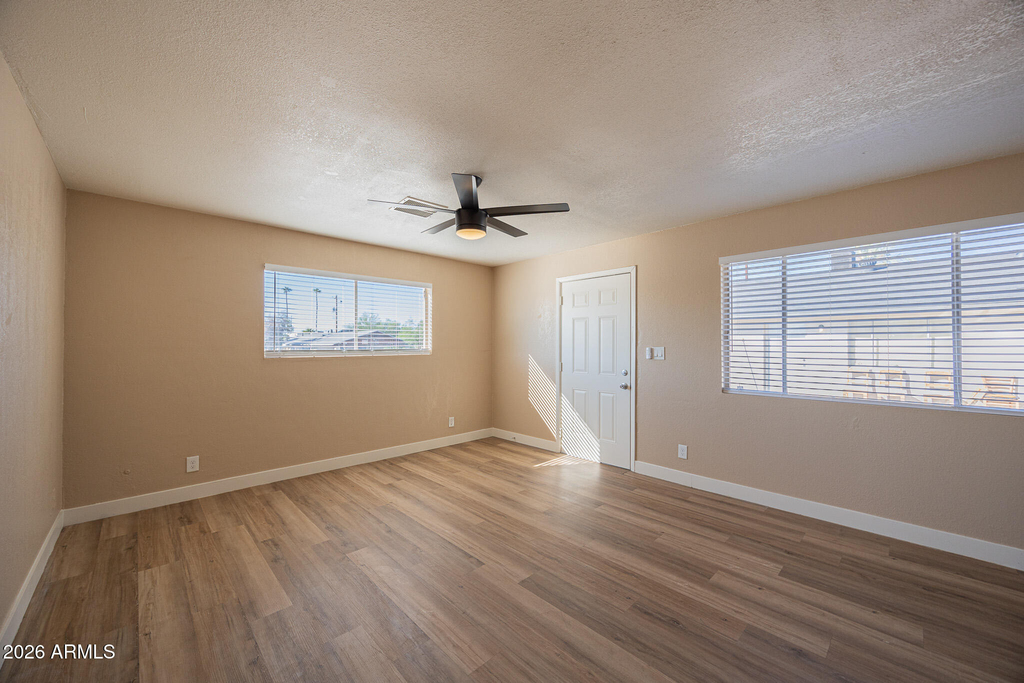 338 E Vogel Avenue - Photo 5