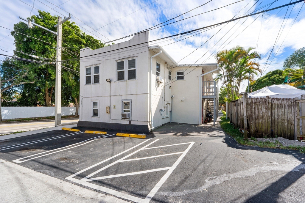 4561 Lake Avenue - Photo 15