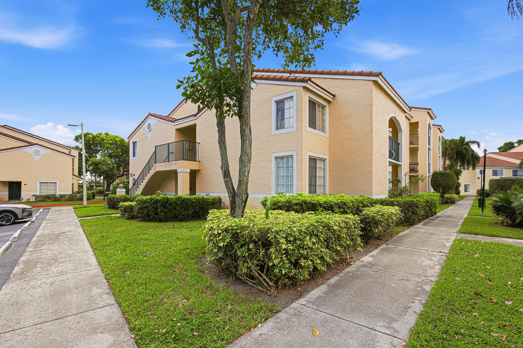 1743 Village Boulevard - Photo 3