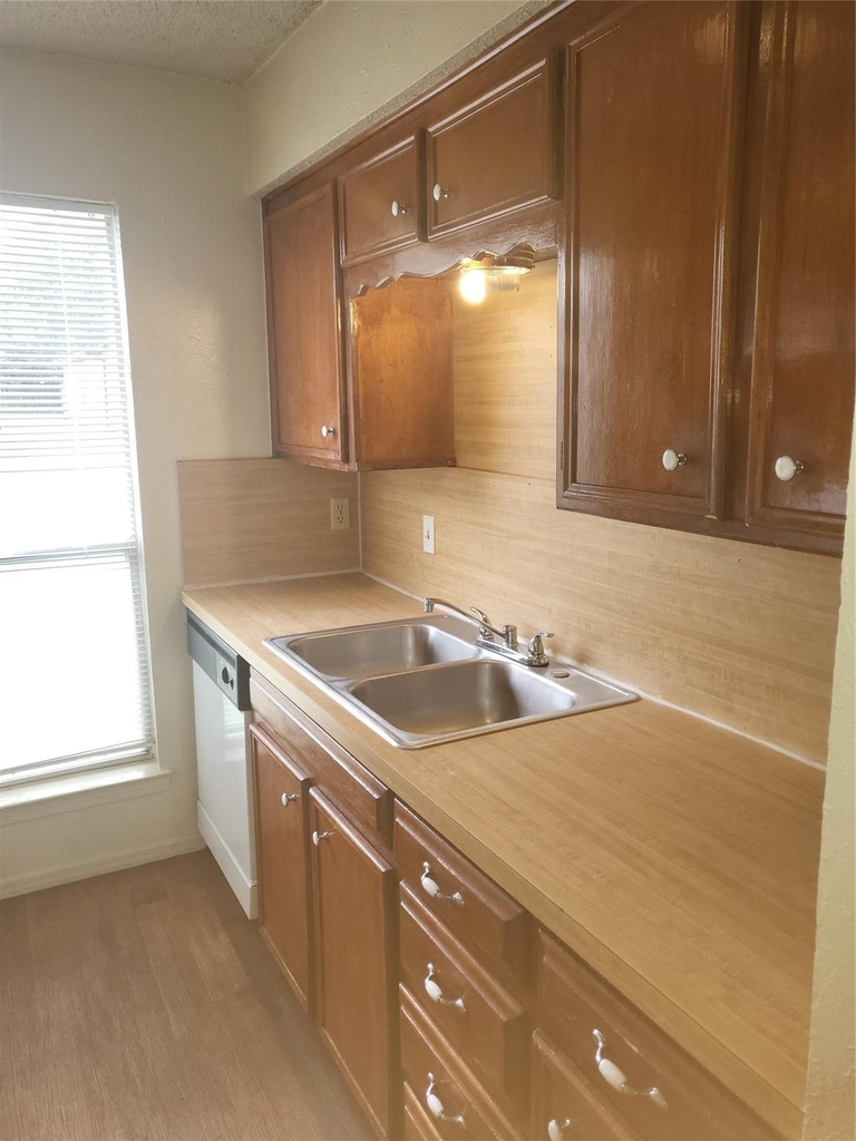 2732 Parkchester Drive - Photo 2