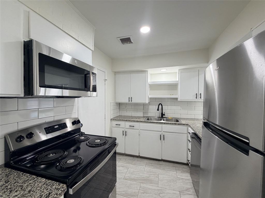 2119 Greenway Street - Photo 3