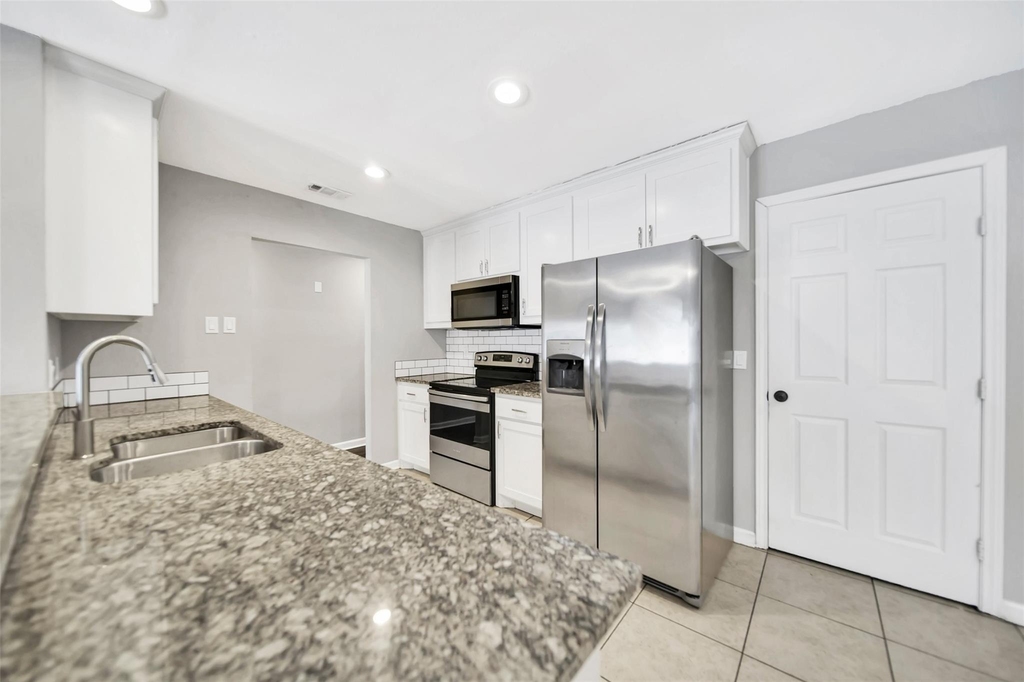 2212 Sheraton Drive - Photo 6