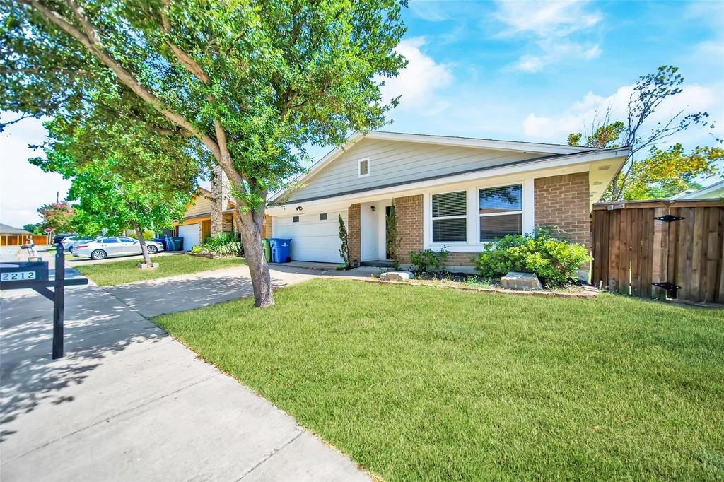2212 Sheraton Drive - Photo 2