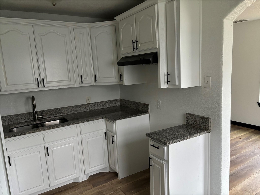 401 E Freeman Street - Photo 5