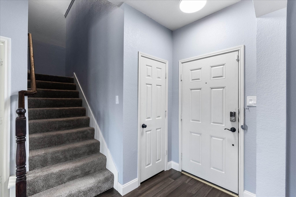 1047 Stream Drive - Photo 3