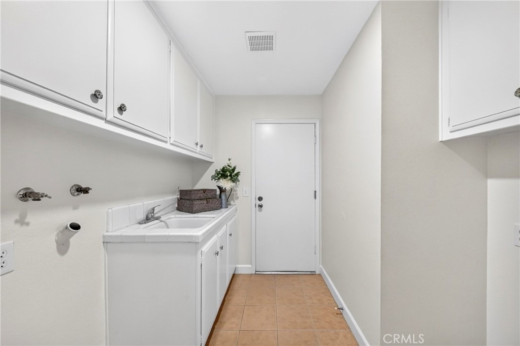 636 Colonial Circle - Photo 8