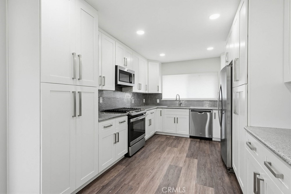 1860 W Glenoaks - Photo 11