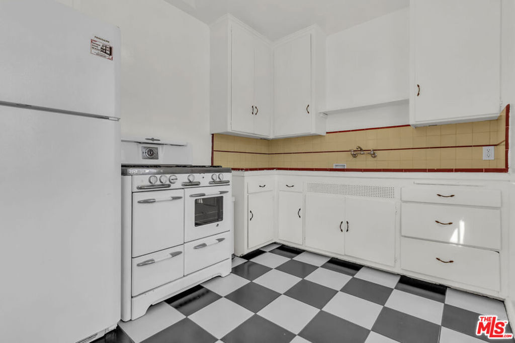 622 1/2 S Cloverdale Avenue - Photo 11