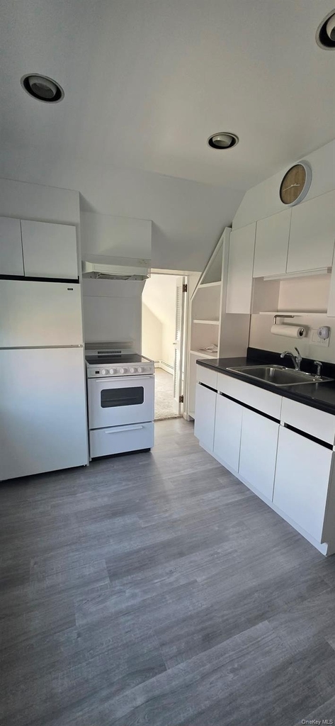 114 Fourth Avenue - Photo 2