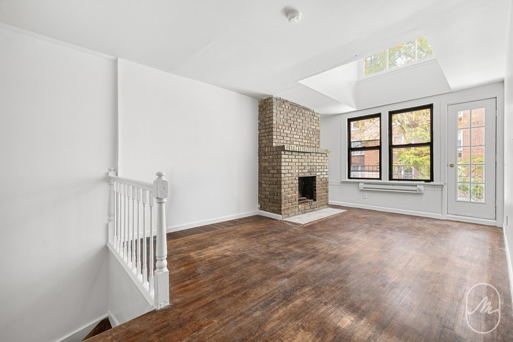 313 W 29th Street - Photo 1