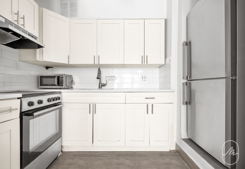 313 W 29th Street - Photo 7
