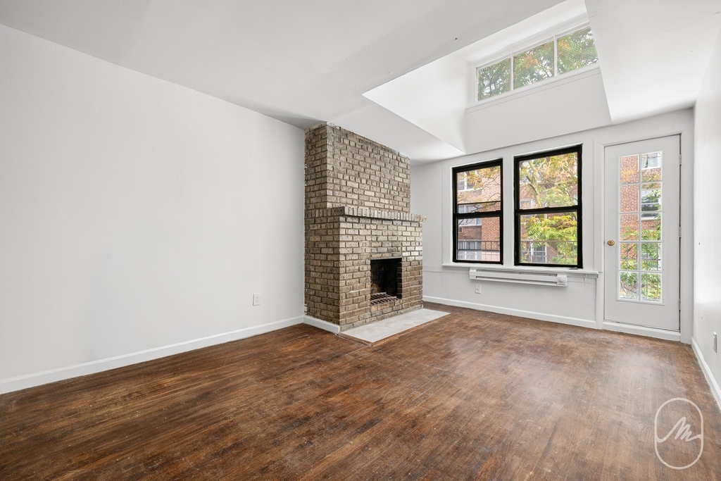 313 W 29th Street - Photo 2