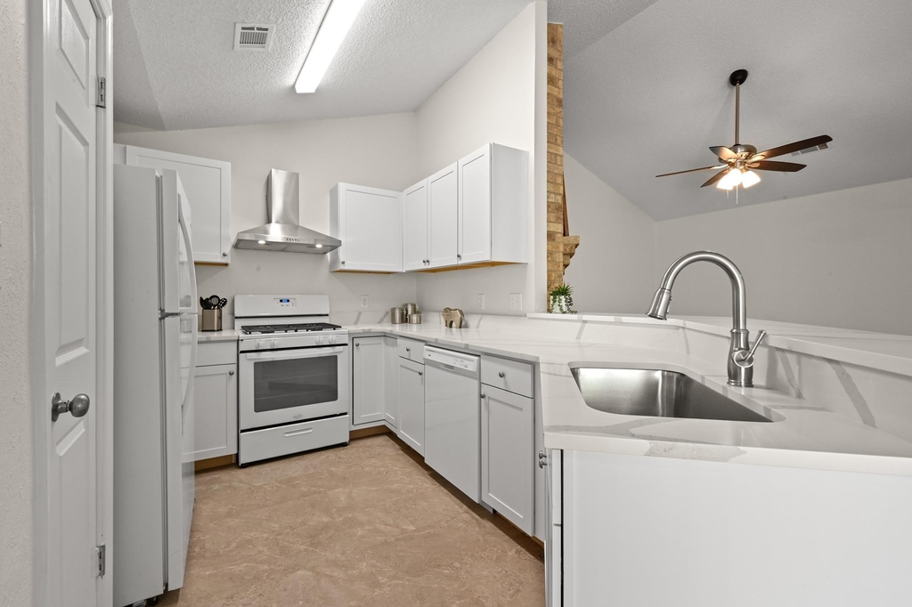 2608 Garrettson Dr - Photo 3