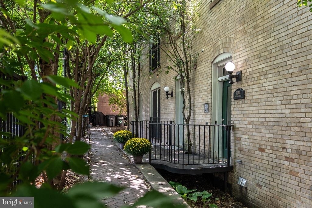 1210 Queen Street - Photo 2