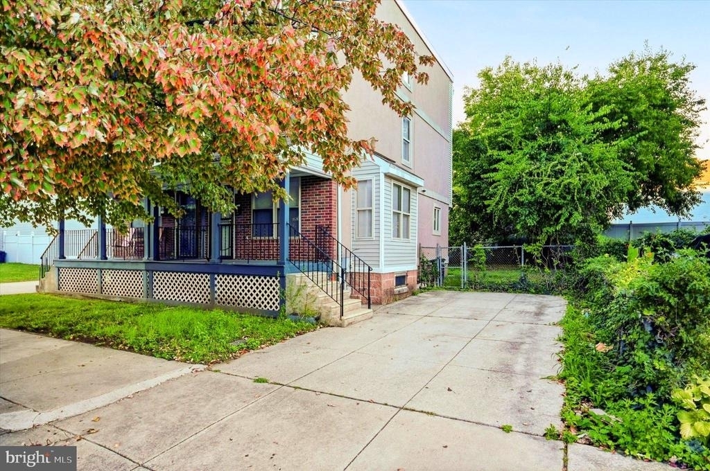 1917 W Master Street - Photo 0