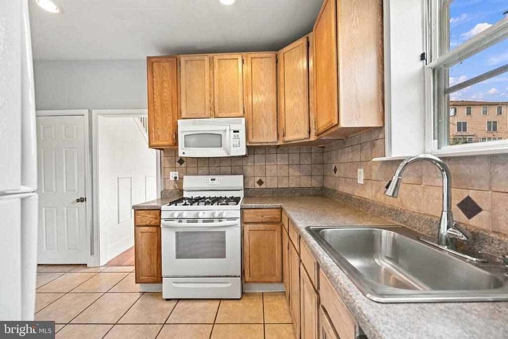 238 Osborne Street - Photo 10