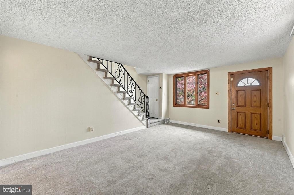 240 W Wyncliffe Avenue - Photo 6