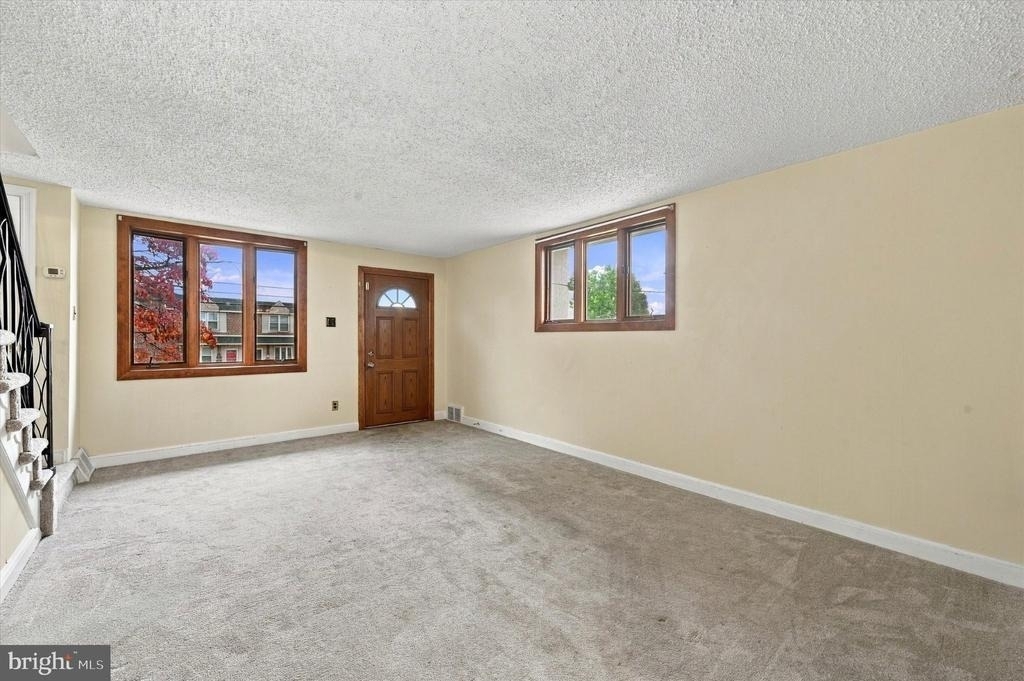 240 W Wyncliffe Avenue - Photo 18