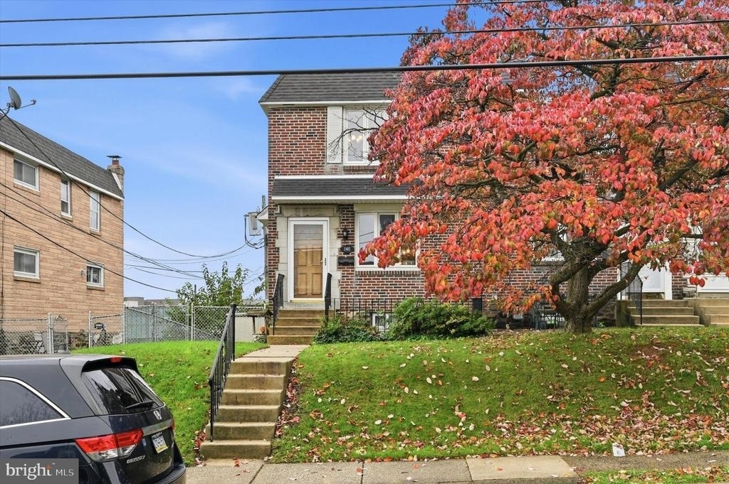 240 W Wyncliffe Avenue - Photo 0