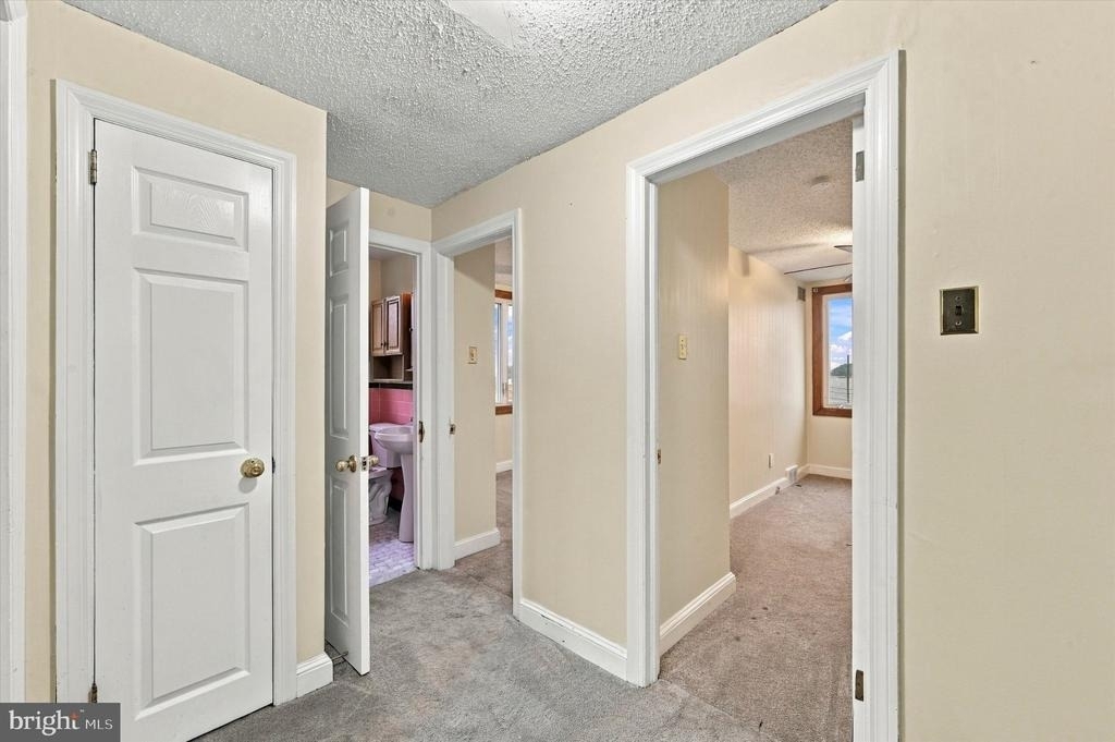 240 W Wyncliffe Avenue - Photo 5