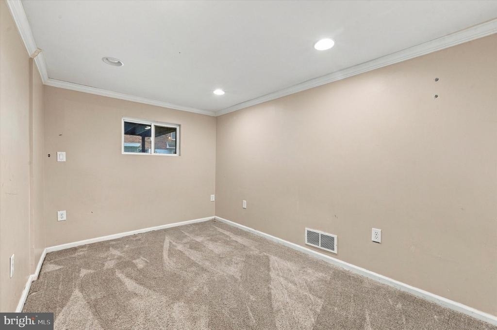 240 W Wyncliffe Avenue - Photo 8