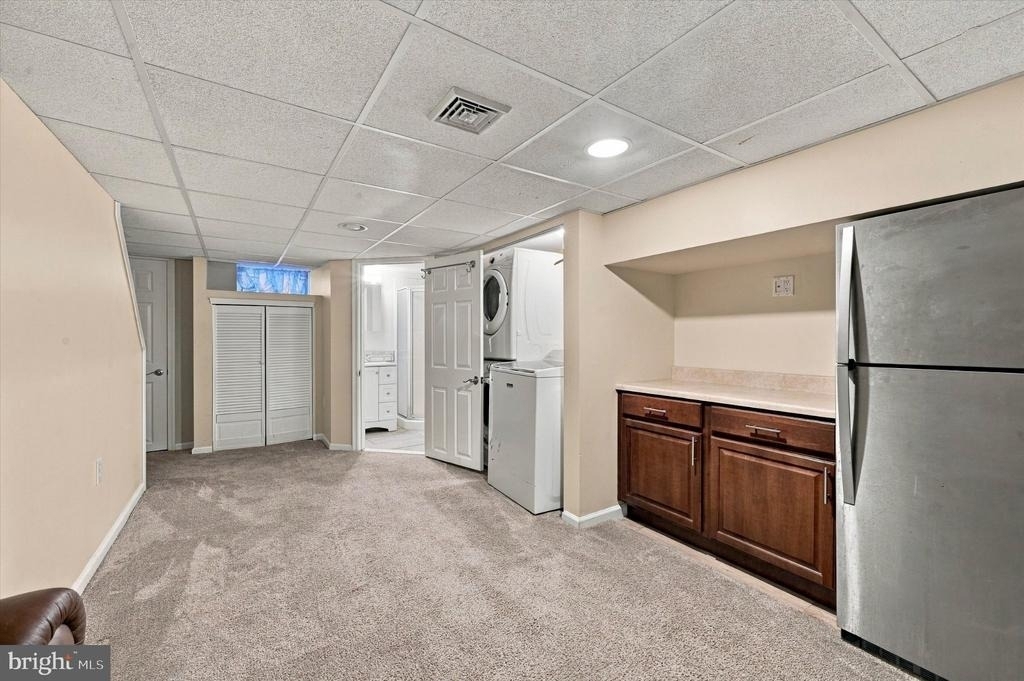 240 W Wyncliffe Avenue - Photo 2