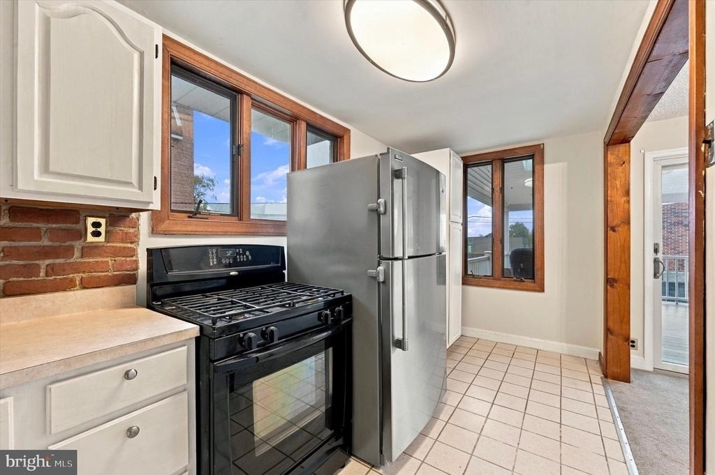 240 W Wyncliffe Avenue - Photo 7