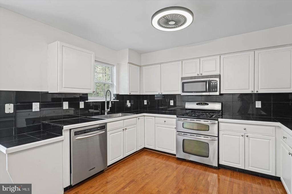9823 Sherwood Farm Road - Photo 9