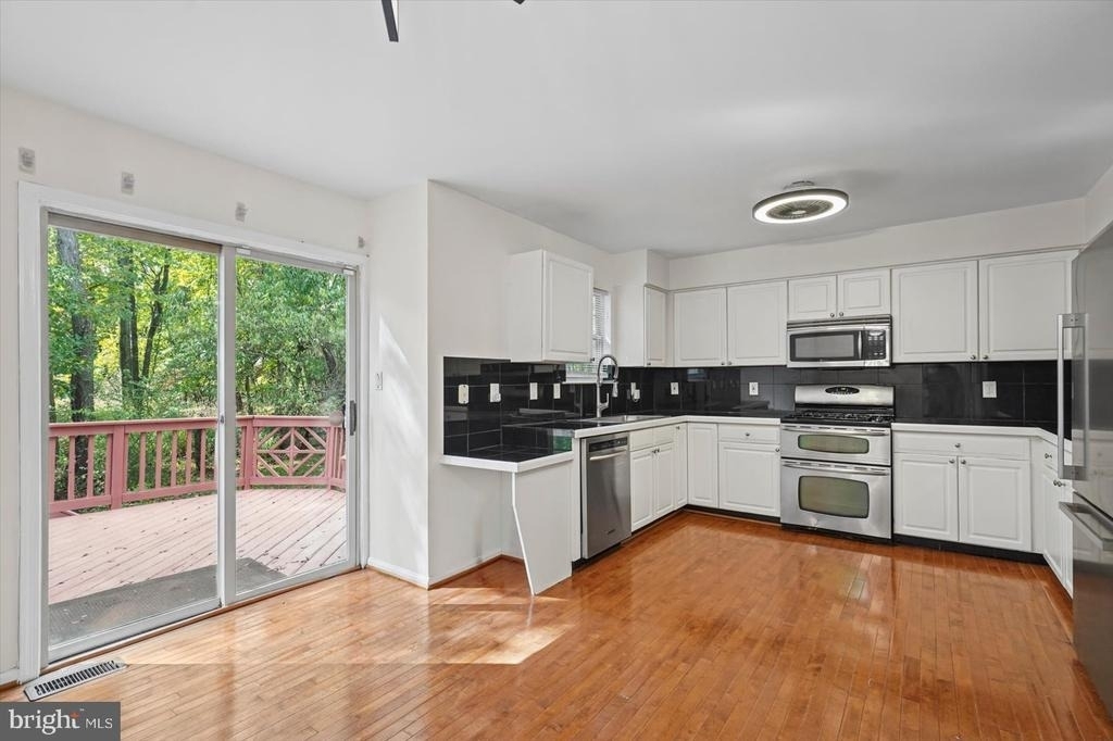 9823 Sherwood Farm Road - Photo 5