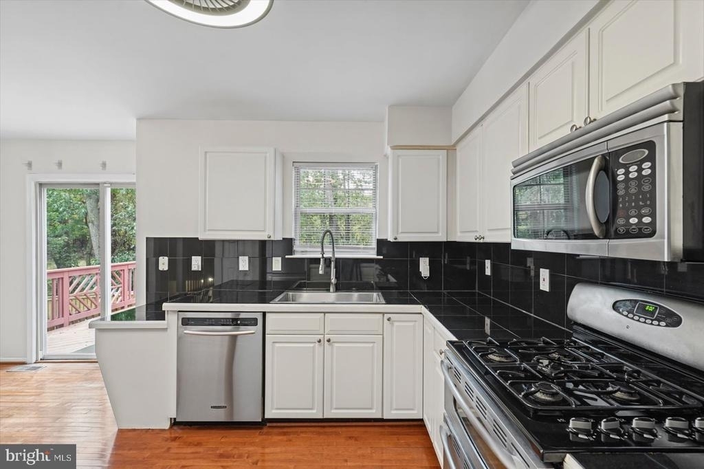 9823 Sherwood Farm Road - Photo 6