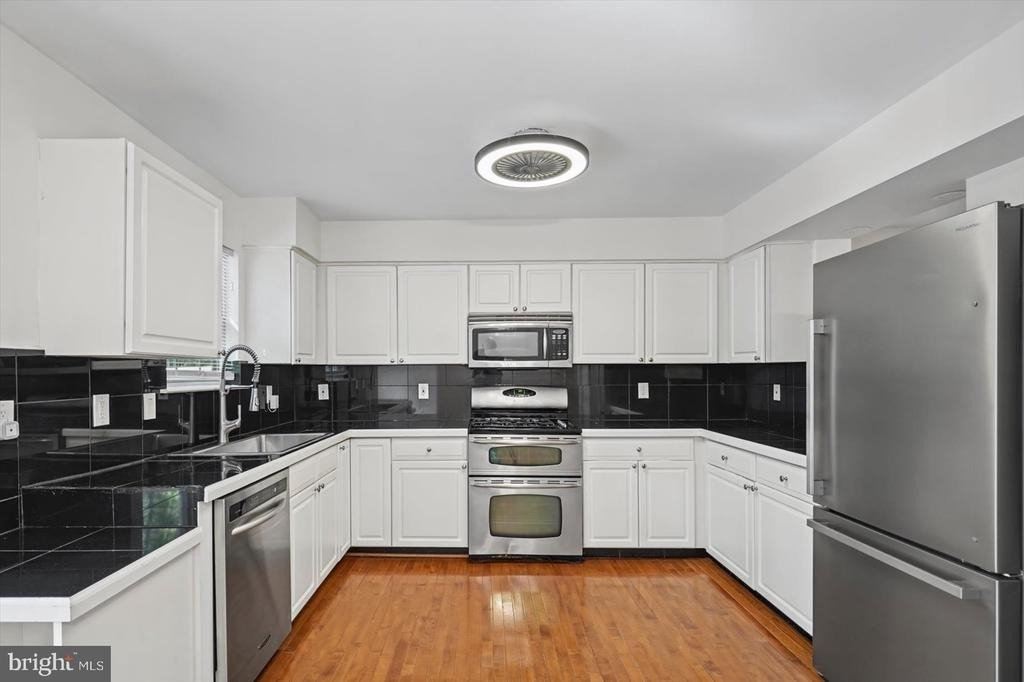 9823 Sherwood Farm Road - Photo 10