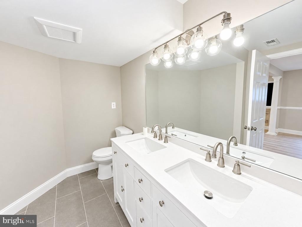 160 Barbara Road N - Photo 4