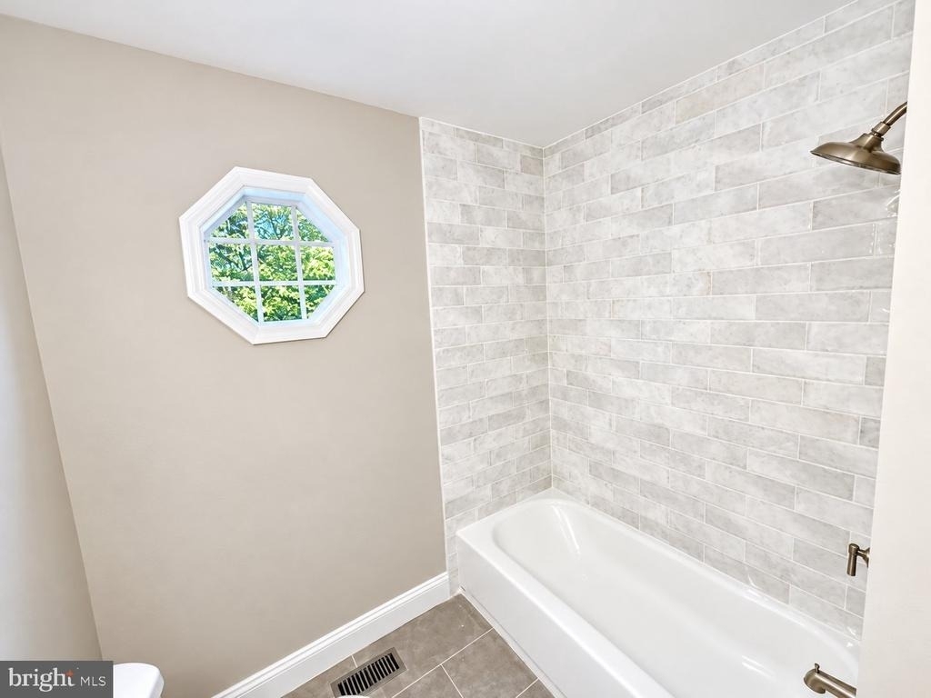 160 Barbara Road N - Photo 7