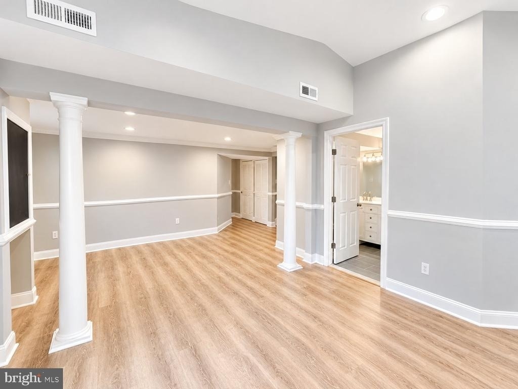 160 Barbara Road N - Photo 2