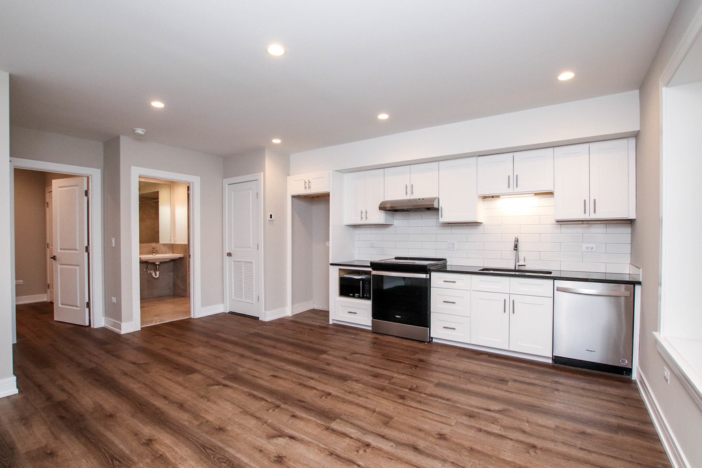 1710 W Lunt Avenue - Photo 1
