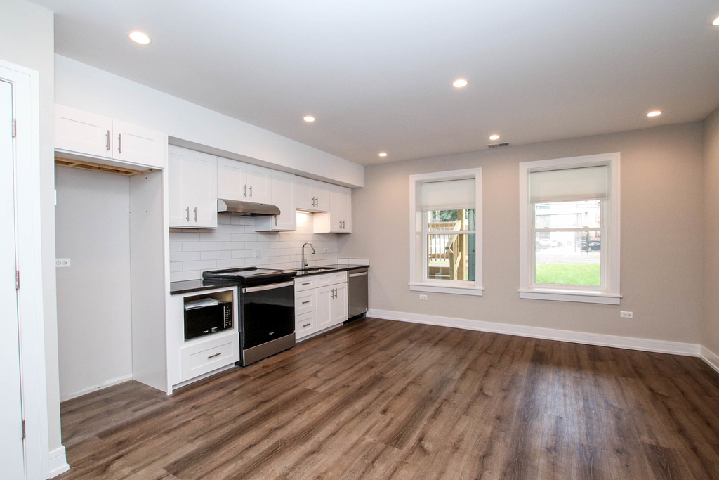1710 W Lunt Avenue - Photo 2