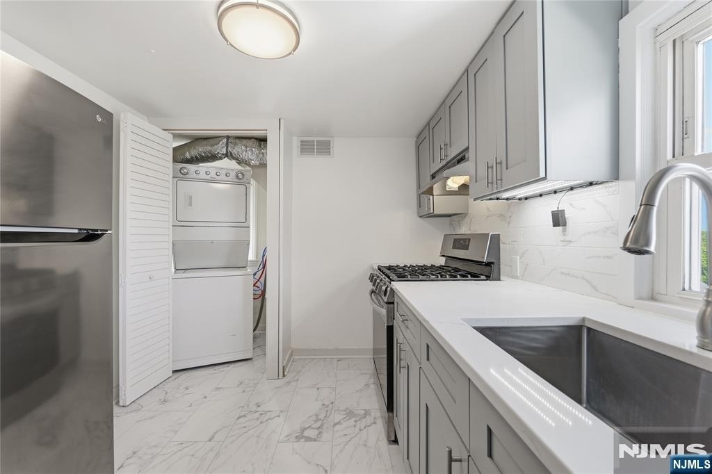76 Schuyler - Photo 1